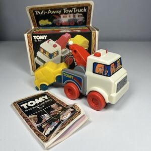 Tomy Pull-Away Toy Tow Truck Vintage 1984 No. 1043 Complete With Box & Booklet